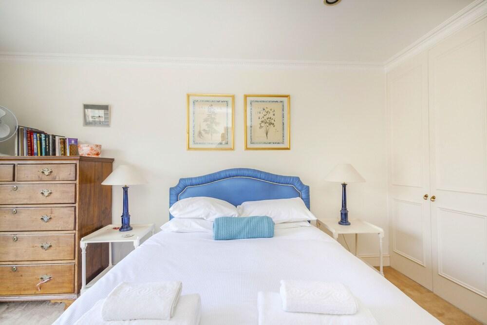 Classic South Kensington With Balcony London