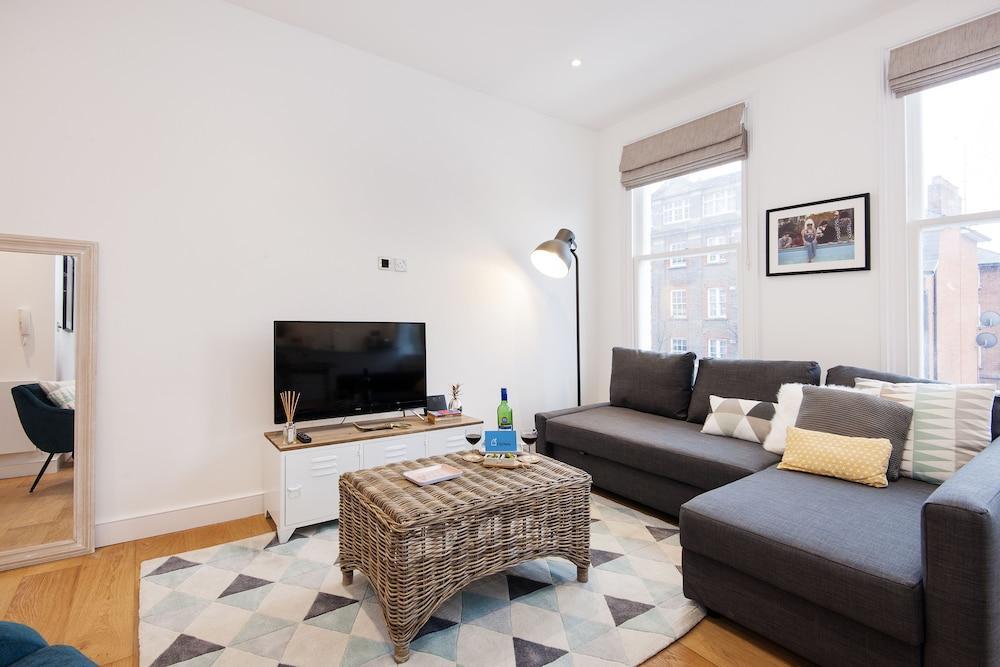 The Lillie Road Residence Apartment *