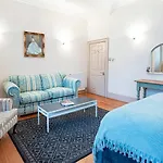 Trafalgar Square Apartments