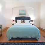 Trafalgar Square Apartments