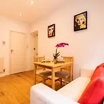 Mali Court Self Contained Modern Studio With Excellent Travel Links