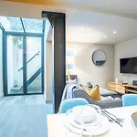 Modern Two Bedroom Apartment In Fulham By Sojo Stay