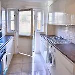 Modern & Spacious - Walk To London Excel- Parking