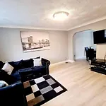 Modern & Spacious - Walk To London Excel- Parking