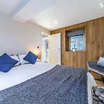 LUXURY BOUTIQUE 2 BED APARTMENT - STATION 1 min WALK