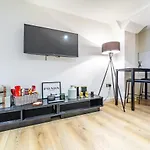 LUXURY BOUTIQUE 2 BED APARTMENT - STATION 1 min WALK