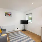 Skyvillion - Beautiful One Bedroom Apartment Near Heathrow Airport