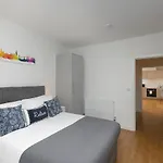 Skyvillion - Beautiful One Bedroom Apartment Near Heathrow Airport