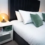 Royal Wharf - 1 Bed - Balcony - River & City View