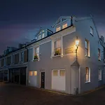 NEW Stunning 5BD Kensington House