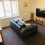 2 Bedroom, Near Station, Fast Wi-Fi, Free Parking!