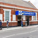 2 Bedroom, Near Station, Fast Wi-Fi, Free Parking!