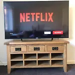 2 Bedroom, Near Station, Fast Wi-Fi, Free Parking!
