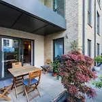 Stylish 2 Bed 2 Bath In Highgate & Free Parking
