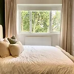 Newly Refurbished 2 Bedroom Apartment In South London