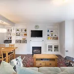 Attractive Apartment With Private Patio In Fashionable Fulham By Underthedoormat