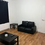 Lovely 1-Bedroom Home With Free Parking & Garden.