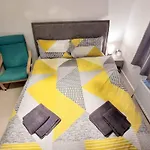 Modern 3-Bed House In Surrey Quays
