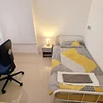 Modern 3-Bed House In Surrey Quays