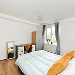Lovely 2 -Bedroom Rental Unit In Greater London