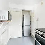 Lovely 2 -Bedroom Rental Unit In Greater London