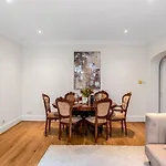 Kensington Luxury Apartment