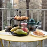 Chelsea Stunning Two Bedroom Townhouse With Airconditioning