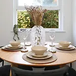 W London Apt For 4. Open Plan Kitchen/Living Room