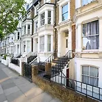 W London Apt For 4. Open Plan Kitchen/Living Room