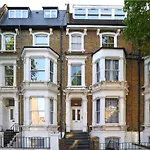 W London Apt For 4. Open Plan Kitchen/Living Room