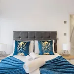 Luxurious 2 Bedroom - Apartment - Sleeps 6