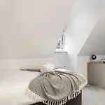 Luxurious 2 Bedroom - Apartment - Sleeps 6