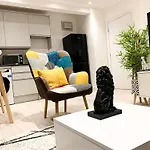 Luxury Stay House With 2 Bedrooms Free Driveway Parking Close To Central London Wembley Stadium And Shopping Malls