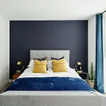 Beautiful & Contemporary Hackney Retreat