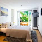 Hidden Retreat With Steam Room, King Bed Near Tube