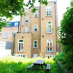 Hidden Retreat With Steam Room, King Bed Near Tube