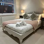 2 Bed Garden Apartment - Piccadilly Line