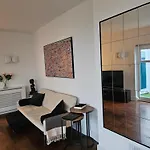 Spacious 1 Bedroom Flat With Private Garden. Ideal For Business Travelers And Couples. 2 Mins Away From Paddington Station.