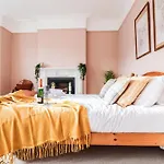 Stunning 5 Bed House In Clapham - Free Wifi!