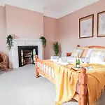 Stunning 5 Bed House In Clapham - Free Wifi!
