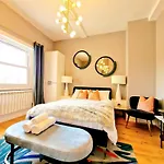 Gorgeous Hyde Park Home With Elevator Access By Tube Metro Stations