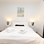 Spacious & Modern 1 Bedroom Close To Station In E16