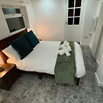 Stylish Modern Flat With Private Garden In Maida Vale