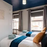 Edmonton - 4 Bedrooms, Sleeps 8, 3 Bathroom Contractor Base