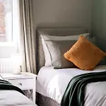 Edmonton - 4 Bedrooms, Sleeps 8, 3 Bathroom Contractor Base