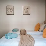 Edmonton - 4 Bedrooms, Sleeps 8, 3 Bathroom Contractor Base