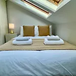 Bright Quiet Loft Room Ensuite Serene Clapham Area
