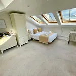 Bright Quiet Loft Room Ensuite Serene Clapham Area