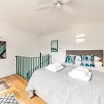 The Secret Kensington Garden Mews-2 Bedroom Full House-2 Train Lines- Spacious-Kings Road- Harrods -Chelsea Stadium-Private Small Patio