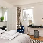 The Secret Kensington Garden Mews-2 Bedroom Full House-2 Train Lines- Spacious-Kings Road- Harrods -Chelsea Stadium-Private Small Patio